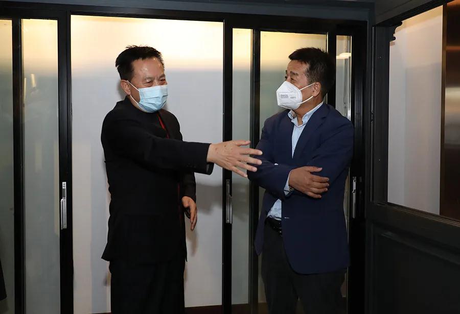 口罩老总_戴口罩的男生头像动漫