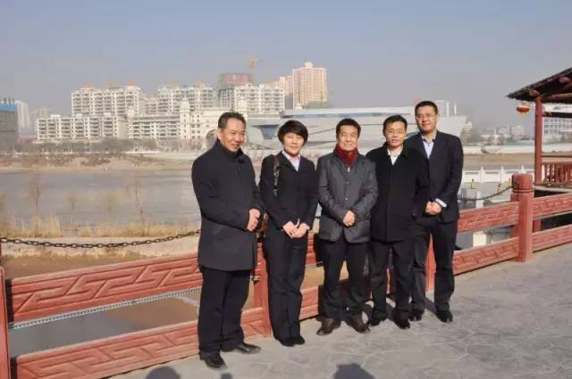 于彦忠秘书长和夏林公司高管团队黄河边留影